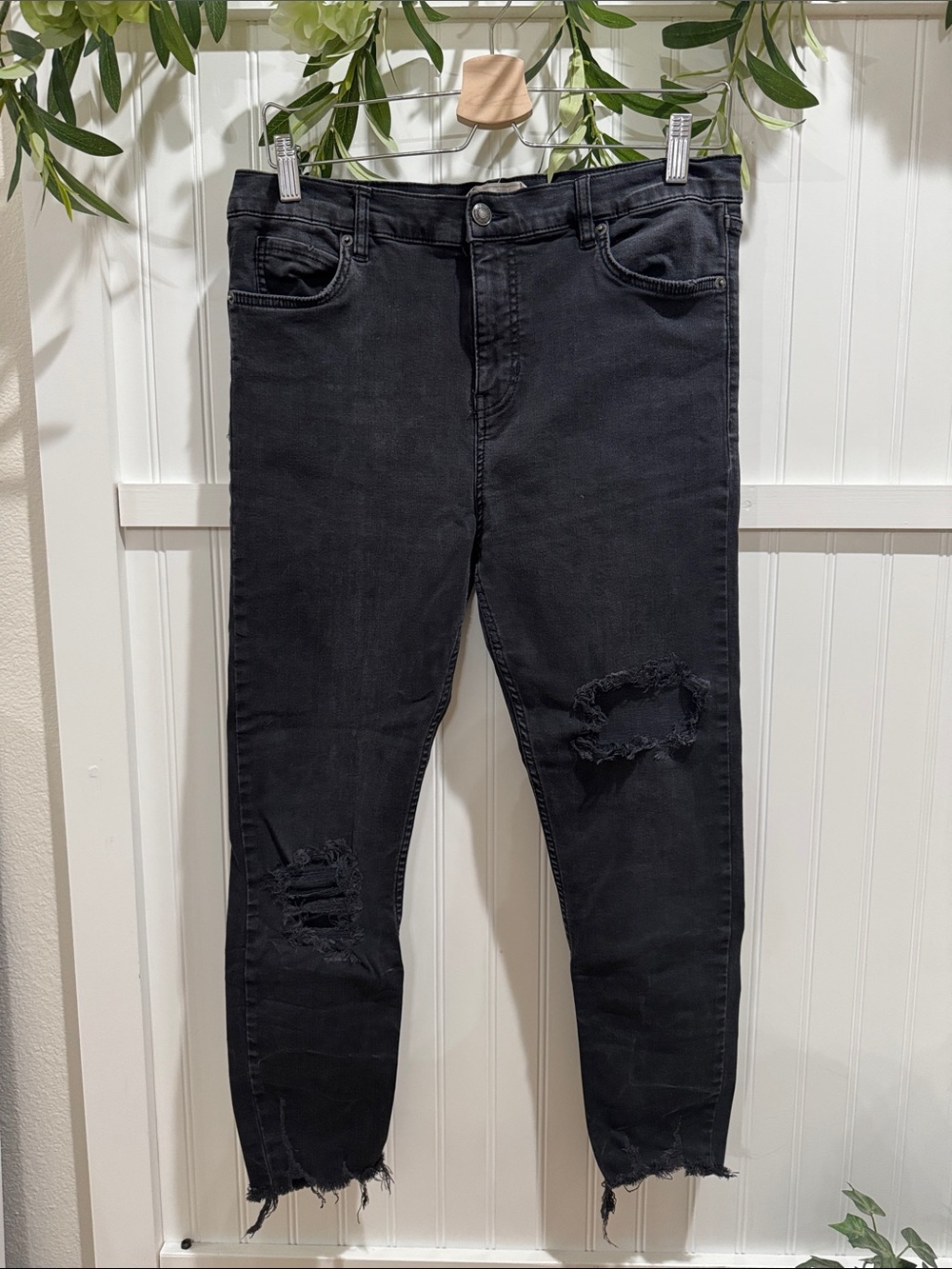 #192 FREE PEOPLE Black Skinny Distressed Ankle Jeans SIZE 31S